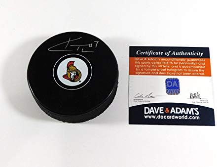 Kyle Turris, NHL Hatıra Hokey Diski Senatörleri Dave & Adam'ın Otomatik İmzalı NHL Disklerini İmzaladı